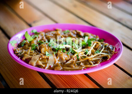Frisch zubereitet malaysischen Char Kuey teow Nudeln in einem lokalen Restaurant auf Pangkor Island. Traditionelle asiatische Küche aus frischen Zutaten. Stockfoto