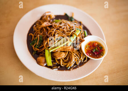 Frisch zubereitet malaysischen Sojasauce gebratene Nudeln mit Chili Sauce in einem lokalen Restaurant auf Pangkor Island serviert. Traditionelle asiatische Küche aus fre Stockfoto