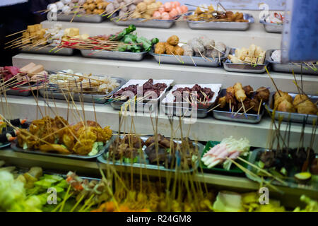 Frische malaysisches Satay celup Spieß Auswahl serviert in einem lokalen Restaurant auf der Insel Penang. Traditionelle asiatische Küche aus frischen Zutaten. Stockfoto