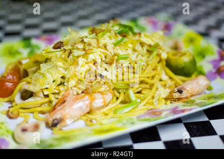 Frisch zubereitet malaysischen Mee Goreng Singapur gemischte Meeresfrüchte Nudeln in einem lokalen Restaurant auf Tioman Insel serviert. Traditionelle asiatische Küche aus fres Stockfoto