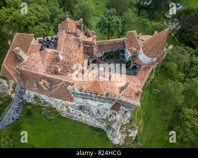 Antenne Panorama von Dracula Schloss Bran, Siebenbürgen, Rumänien weit mit Vlad Tepes in der Nähe von Brasov verbunden Stockfoto