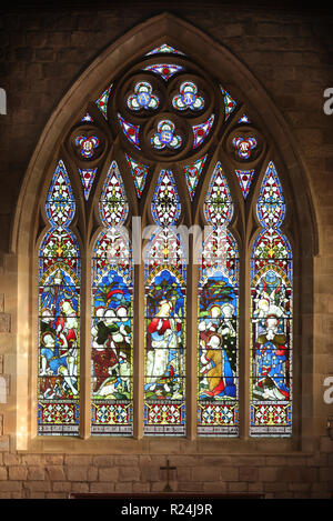 Glasfenster der Kirche Norham gesehen vom Kirchenschiff Stockfoto