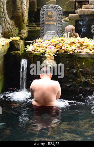 Reinigendes Bad im Tirta Empul. Tampaksiring. Bali. Indonesien Stockfoto