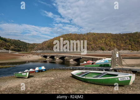 Ruderboote und Tretboote am exponierten Aseler Brücke, in der Fast-dry Edersee, Nationalpark Kellerwald-Edersee. Stockfoto