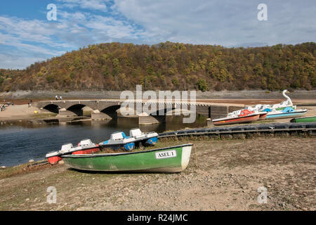 Ruderboote und Tretboote am exponierten Aseler Brücke, in der Fast-dry Edersee, Nationalpark Kellerwald-Edersee. Stockfoto