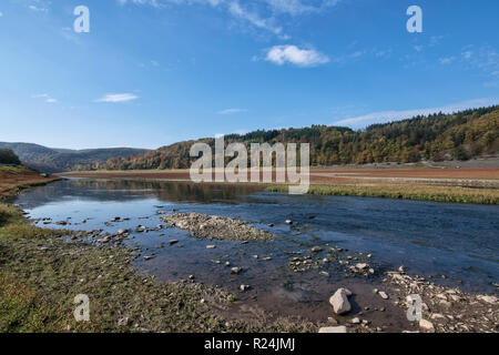 Die fast trockenes Flussbett der Edersee, Nationalpark Kellerwald-Edersee. Stockfoto