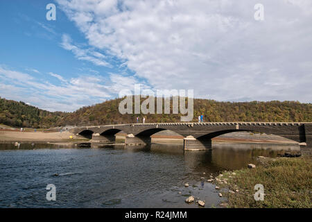 Aseler Brücke über den fast trockenes Edersee, Nationalpark Kellerwald-Edersee. Stockfoto