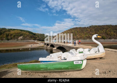 Ruderboote und Tretboote am exponierten Aseler Brücke, in der Fast-dry Edersee, Nationalpark Kellerwald-Edersee. Stockfoto