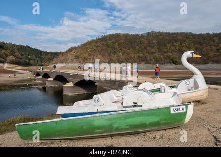 Ruderboote und Tretboote am exponierten Aseler Brücke, in der Fast-dry Edersee, Nationalpark Kellerwald-Edersee. Stockfoto