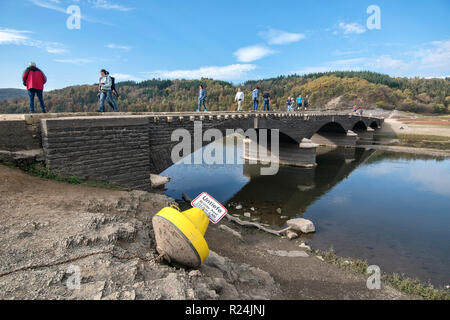 Aseler Brücke über den fast trocken Edersee, Nationalpark Kellerwald-Edersee. Stockfoto