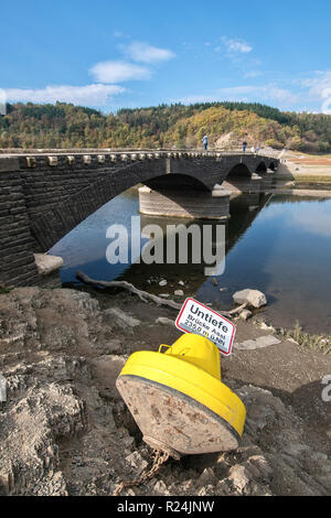 Aseler Brücke über den fast trocken Edersee, Nationalpark Kellerwald-Edersee. Stockfoto