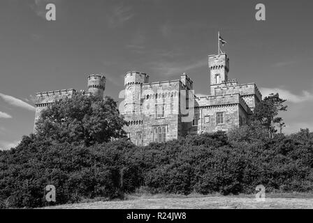 Sommer Urlaub im Lews Castle von Stornoway, Vereinigtes Königreich. Schloss mit grünen Bäumen am blauen Himmel. Hotel im viktorianischen Stil, Architektur und Design. Sehenswürdigkeiten und Attraktionen. Stockfoto