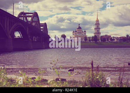 Verklärung Kathedrale Komplex mit Motor Road Bridge in Rybinsk, Russland Stockfoto