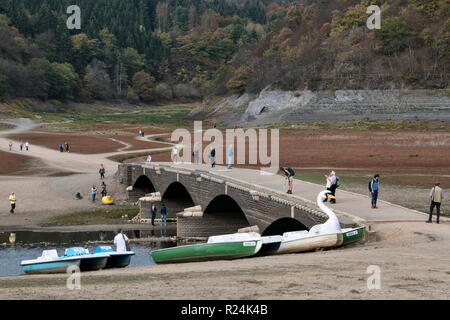 Ruderboote und Tretboote am exponierten Aseler Brücke, an der fast trocken Eder See, im Nationalpark Kellerwald-Edersee. Stockfoto