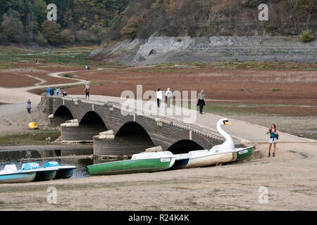 Ruderboote und Tretboote am exponierten Aseler Brücke, an der fast trocken Eder See, im Nationalpark Kellerwald-Edersee. Stockfoto