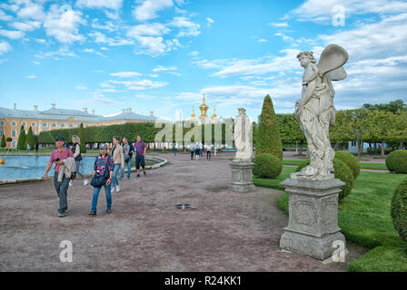PETERHOF, Saint Petersburg, Russland - 2. SEPTEMBER 2018: Touristen zu Fuß im oberen Garten in der Nähe von Zephyrus und Vertumnus Statuen. Stockfoto