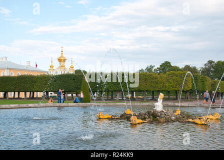 PETERHOF, Saint Petersburg, Russland - 2 September, 2018: Die Menschen nehmen Bilder in der Nähe der Eiche Brunnen im oberen Garten. Auf Stockfoto