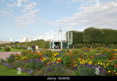 PETERHOF, Saint Petersburg, Russland - 2. SEPTEMBER 2018: Touristen im oberen Garten in der Nähe des Gitters Pavillon und Berceau. Stockfoto