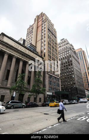 New York City, USA - 25. Juli 2018: Die haier Gebäude auf der Sixth Avenue (6. Avenue) - offiziell Avenue Amerikas - mit Menschen um in M Stockfoto