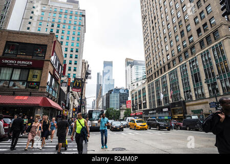 New York City, USA - 25. Juli 2018: Sixth Avenue (6. Avenue) - offiziell Avenue Amerikas - mit Menschen und Verkehr in Manhattan in New Stockfoto