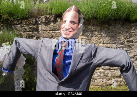 Vogelscheuchen-Statue von Prinz William auf der Straßenparty zur Feier des offiziellen neunzigsten Geburtstags von Königin Elizabeth II., Great Hasely, Oxfordshire, Stockfoto