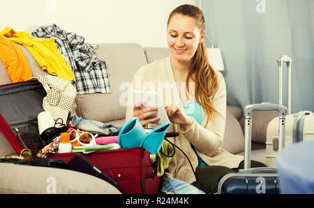 Happy girl Kauf Hotel oder Ticket in mit Laptop und Karte zu Hause Internet Stockfoto