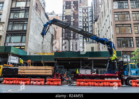 New York City, USA - 25. Juli 2018: die Bauarbeiten auf der Fifth Avenue (5th Avenue) mit schweren industriellen Maschinen und Arbeiter in Manhattan in New Yor Stockfoto