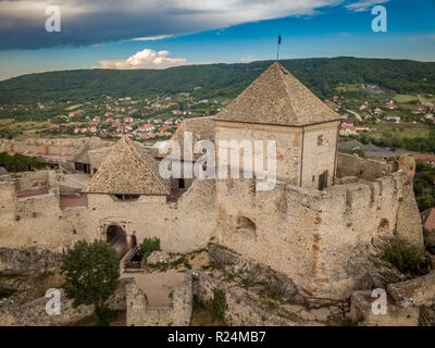 Antenne Panorama der berühmten mittelalterlichen Burgruine in Sümeg Ungarn in der Nähe des Plattensees teilweise restauriert mit Bergfried, Bastionen, Gate House, Schleife Bohrungen Stockfoto