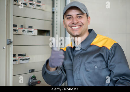 Porträt einer fröhlichen Elektriker geben Daumen bis Stockfoto