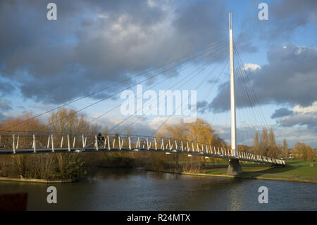 Christchurch Fußgänger- und Zyklus Brücke über die Themse, Christchurch Lake, Reading, Berkshire Stockfoto