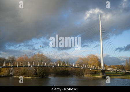 Christchurch Fußgänger- und Zyklus Brücke über die Themse, Christchurch Lake, Reading, Berkshire Stockfoto