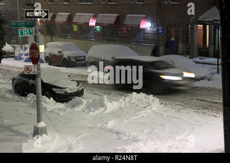 New York, NY, USA. 16 Nov. 2018. Die Bewohner der Stadt kämpfte durch den ersten Schnee Herbst Winter 2019 Am 15. November 2018, wenn 6 Zoll Schnee fallen, Stockfoto