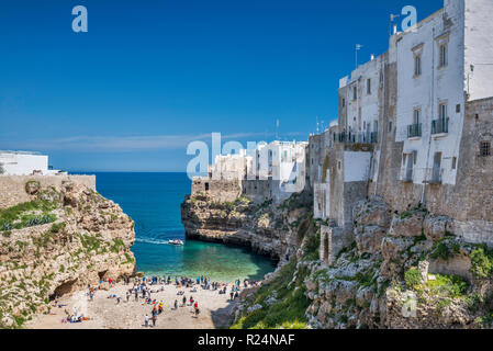 Häuser thront auf Felsen über Spiaggia di Lama Monachile, Adria Strand in Polignano a Mare, Apulien, Italien Stockfoto