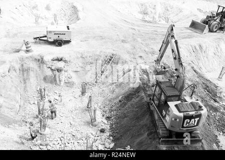 Miami, USA - 30. Oktober 2015: Baustelle arbeitet an sonnigen Außenpool. Arbeiter und Maschinen auf die Baugrube. Bau- und Bautätigkeit. Entwicklung und Engineering Konzept. Stockfoto