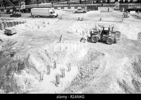 Miami, USA - 30. Oktober 2015: Arbeiter und Maschinen auf die Baugrube. Baustelle arbeitet an sonnigen Außenpool. Bau- und Bautätigkeit. Entwicklung und Engineering Konzept. Stockfoto