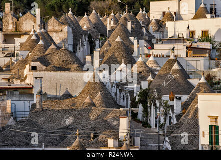 Dächer von konischen Trulli in Rione Monti Viertel, Blick vom Belvedere Santa Lucia, View Point in Alberobello, Apulien, Italien Stockfoto