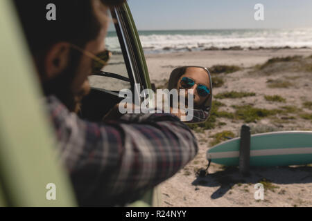 Mann schauen durch Rückspiegel Stockfoto