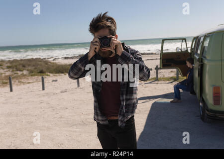 Mann, Foto in der Nähe von Strand Stockfoto