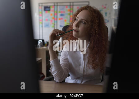 Führungskraft am Schreibtisch im Büro sitzen Stockfoto