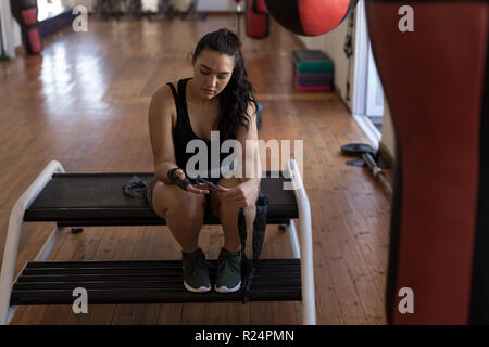 Weibliche Boxer tragen Hand wickeln im Fitness Studio. Stockfoto