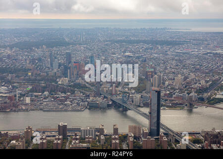 Hubschrauber Luftaufnahme von Manhattan Bridge und Downtown Brooklyn, New York, USA Stockfoto