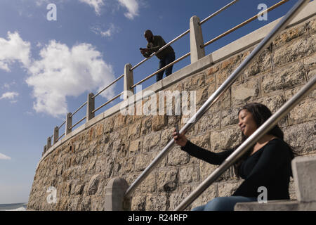 Frau, die an der Promenade selfie Treppen Stockfoto