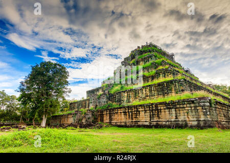 Reisen paar Tourist erkunden Alte geheimnisvolle Pyramide Tod Prasat Thom Koh Ker in den tropischen Regenwald Dschungel Kambodscha verloren Stockfoto