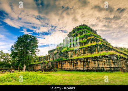 Geheimnisvolle alte Pyramide Koh Ker in den tropischen Dschungel Kambodscha verloren, Pyramide Tod Prasat Thom, die für Opfer der Dämonen der Hölle Stockfoto