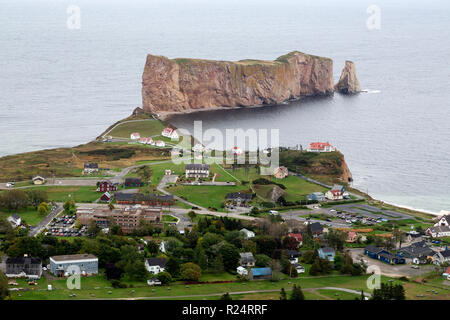 Gebäude in der Stadt und die Perce Perce Rock in Québec, Kanada. Stockfoto