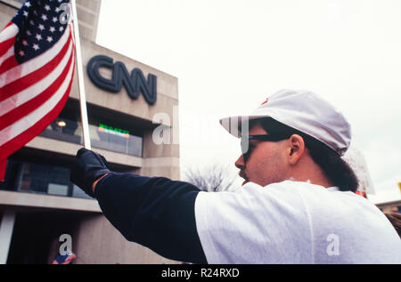 Demonstration vor CNN Center in Atlanta, Georgia als Operation Desert Storm beginnt am 17. Januar 1991 Stockfoto