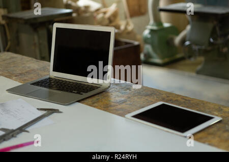 Tablet-PC und Laptop, Digitaler Messschieber auf Tisch Stockfoto