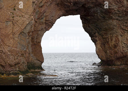 Arch in Percé Rock aus der Gaspe Halbinsel von Quebec, Kanada. Der Bogen wurde durch Erosion von den Wellen des Golf von St. Lawrence erstellt. Stockfoto