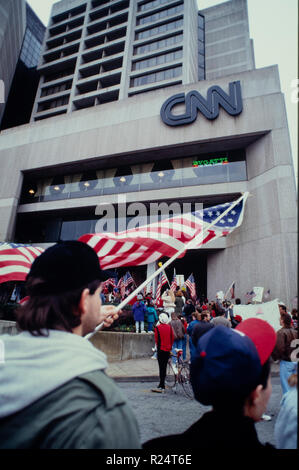 Demonstration vor CNN Center in Atlanta, Georgia als Operation Desert Storm beginnt am 17. Januar 1991 Stockfoto