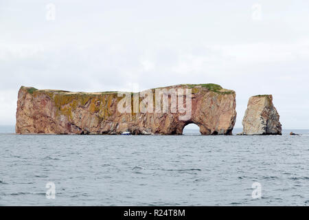 Percé Rock aus der Gaspe Halbinsel von Quebec, Kanada. Die Felsen steht aus Perce im Golf von St. Lawrence. Stockfoto